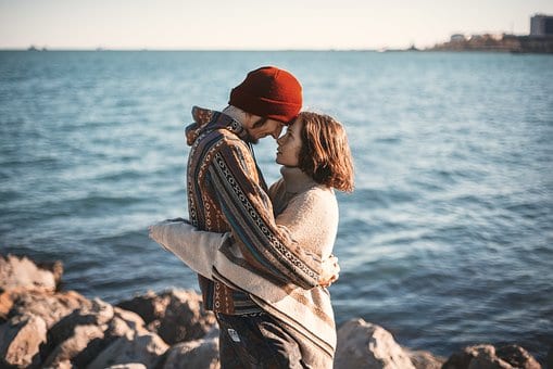 זוג מתנשק מול הים